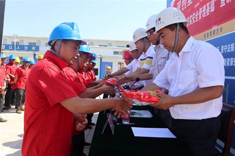 集团第一工程公司为一线工人发放劳保用品-基层报道-陕西建工第四建设集团有限公司