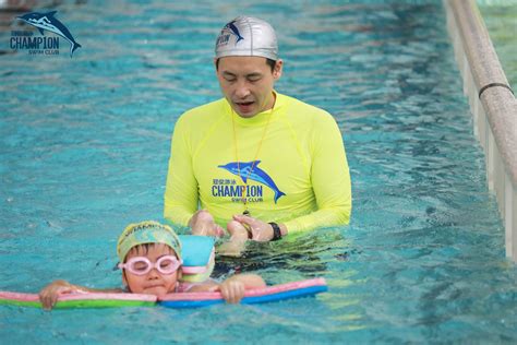 教练在游泳馆里教小朋友游泳高清图片下载-正版图片502214654-摄图网