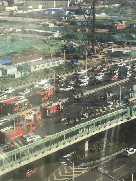 “载货”变“载祸” 货车撞上限高架导致交通拥堵司机被拘_深圳新闻网