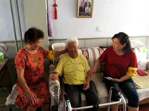最美家乡人丨“166岁”的爱心组合！4年间，71岁冷俊梅坚持护送95岁老太下楼遛弯-半岛网