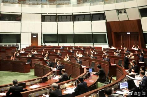 宣誓条例生效，香港区议会12人丧失资格_凤凰网