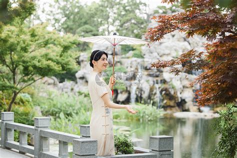 中式庭院雨中撑伞的女性高清图片下载-正版图片507715125-摄图网
