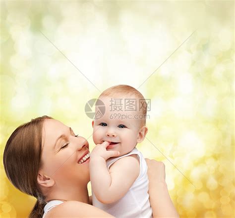 幸福的母亲和可爱的婴儿拥抱母性新生家庭儿子育儿父母童年妈妈手指高清图片下载-正版图片322206158-摄图网