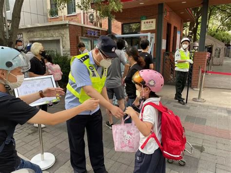 上海市长宁区人民政府-区情-开学首日，长宁警察“蜀黍”全力守护校园安全