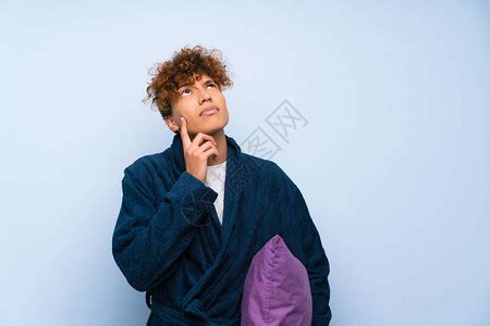 非主流睡衣男子头像