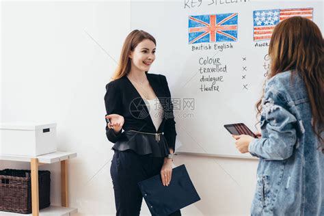 成人学生在语言学校英语教学的年轻女人高清图片下载-正版图片507465988-摄图网