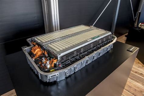 锂电池未来发展之路：2025年前全固态电池实现400Wh/Kg