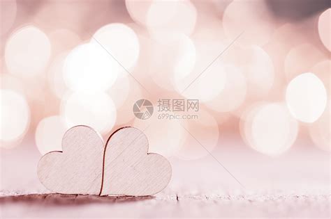 两颗木制的心粉红色发光的Bokeh心脏背景为情人节两颗心闪闪发光高清图片下载-正版图片300028900-摄图网