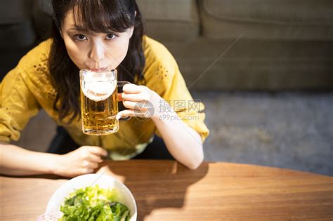 享受啤酒独自饮酒的女人高清图片下载-正版图片502230372-摄图网