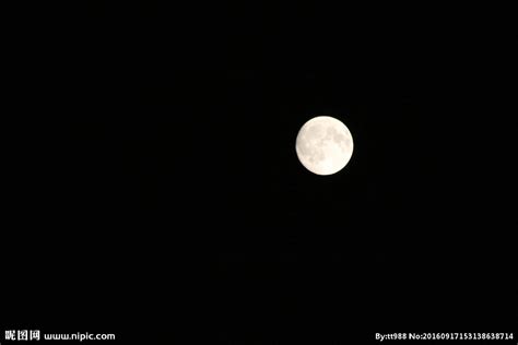 圆圆的月亮图片-水面上的月亮素材-高清图片-摄影照片-寻图免费打包下载