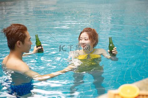 人物夏天情侣游泳池戏水摄影图配图高清摄影大图-千库网