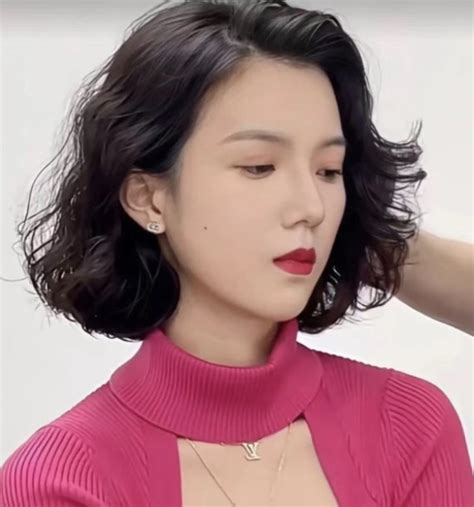 中短卷发女生头像温柔