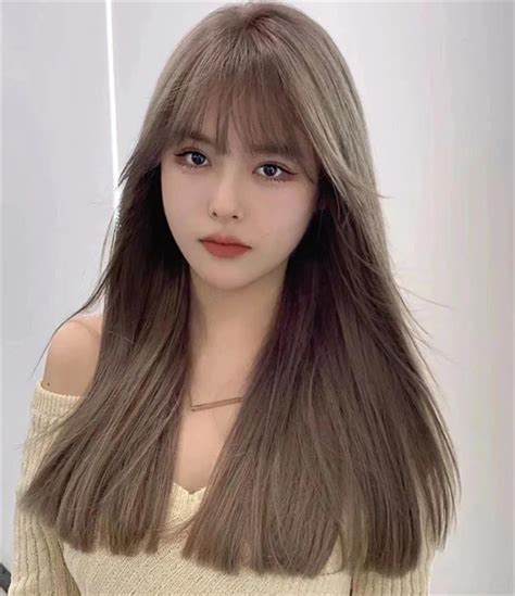 甜美女生头像棕发色黑白