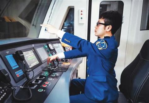 明起上新！北京地铁员工更换新制服|北京地铁|制服|地铁_新浪新闻