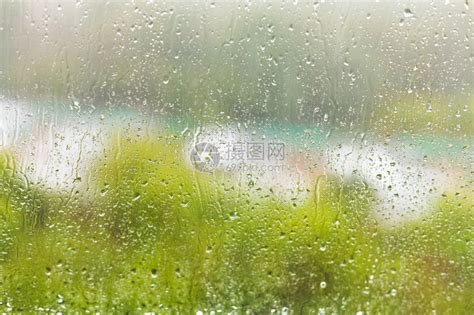 窗外的雨夏日窗玻璃上的雨滴高清图片下载-正版图片503249480-摄图网