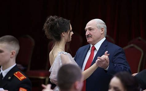 卢卡申科在新年晚会上与年轻的陌生女孩共舞 - 2020年12月30日, 俄罗斯卫星通讯社