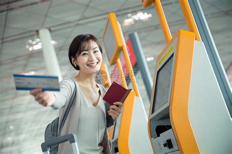 商务女士在机场使用自动售票机高清图片下载-正版图片507649412-摄图网