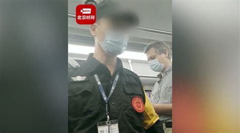 深圳地铁一保安要求乘客给外国人让座遭质疑 保安公司：误以为外国乘客身体不适 | 黑榜