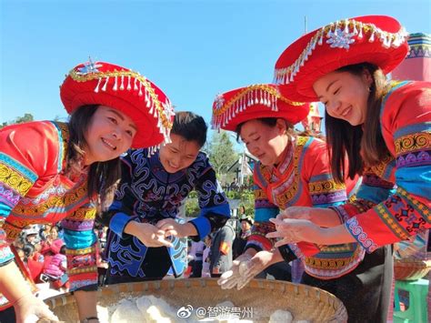 11月8日，贵州毕节百里杜鹃管理区普底乡迎丰村彝族同胞们身着盛装|杜鹃|普底乡|毕节_新浪新闻