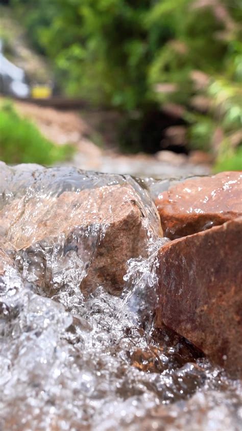 石头上清澈的流水4K竖屏空镜自然风景小溪酒水视频特效素材-千库网