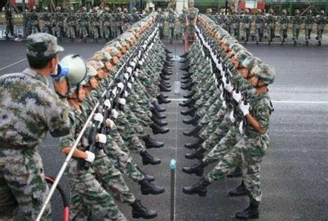 百名退役军人列队参加升旗仪式