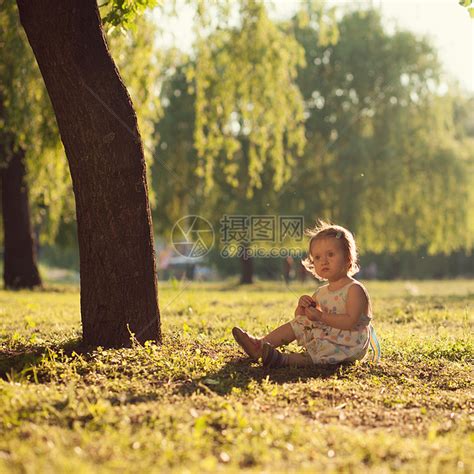 蹒跚学步的孩子坐树下高清图片下载-正版图片300684789-摄图网