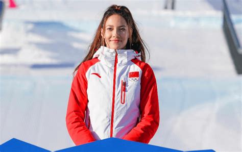 创历史！15岁谷爱凌滑雪赛夺冠，拿下中国归化选手首金