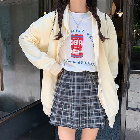 黄色衣服女头图片