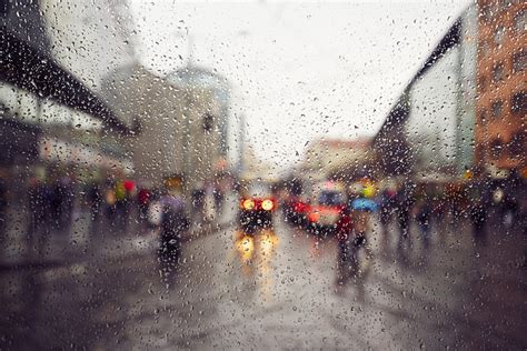 下雨天城市街道夜景图片 - 站长素材