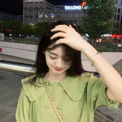 画文静甜美女生头像可爱
