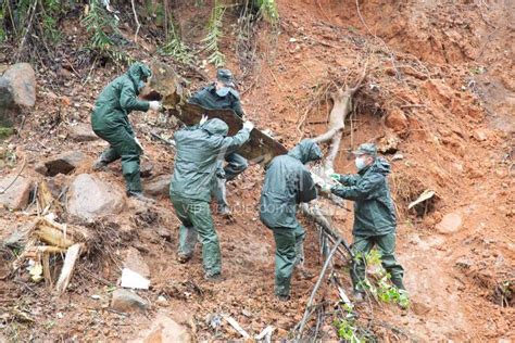 广西梧州：武警官兵全力搜索 成功找到失事航班一部黑匣子-人民图片网