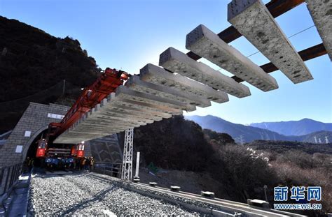 这是川藏铁路林（芝）拉（萨）线上一个在建中的铁路大桥|铁路|墨脱县|林芝市_新浪新闻