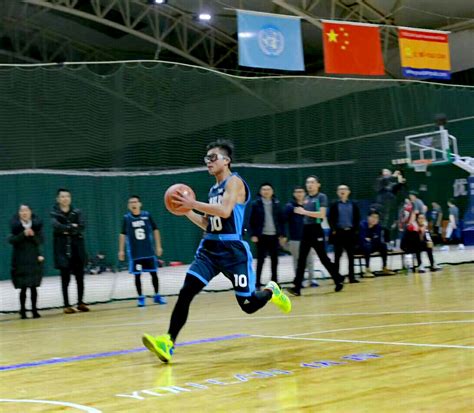 中国传媒大学教工篮球队与长江商学院篮球队举行友谊赛