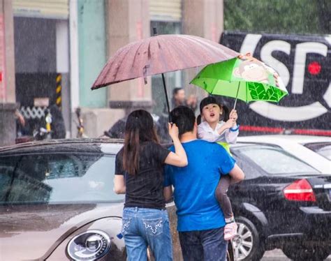 大雨过后，浙江诸暨出现罕见的血色天空，这难道是要下“血雨”？