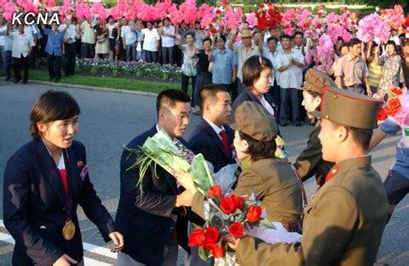朝鲜运动员亚运村内跑步保持状态_凤凰网