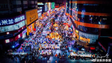 安徽合肥淮河路步行街，这里的夜间文化吸引了众多游客，好热闹