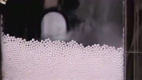 Pickering泡沫模板法制备纳米几丁质基多孔导电弹性泡沫及应用