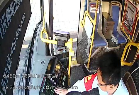 视频：路边摔倒的大爷“扶不扶”？深圳这位公交师傅直接下车“抱起”！_深圳新闻网
