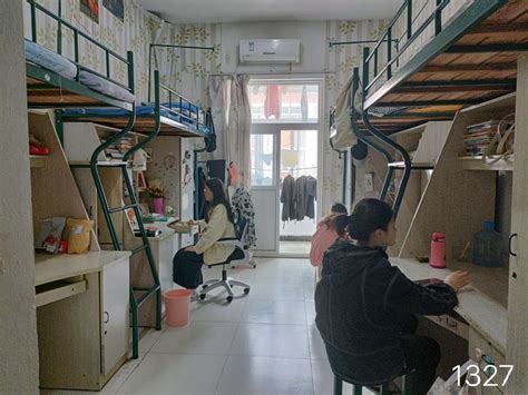 管理学院：开展靓扮寝室活动-滁州职业技术学院
