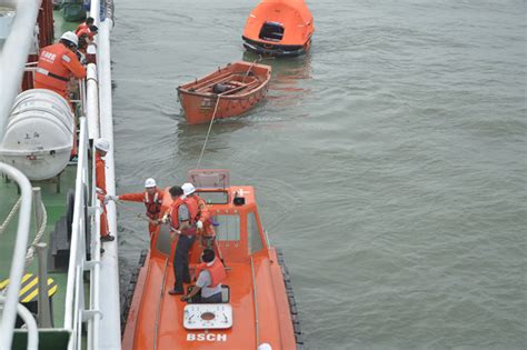 触礁搁浅！东海救助局接获险情，救助船“搭档”直升机成功救回13名遇险人员