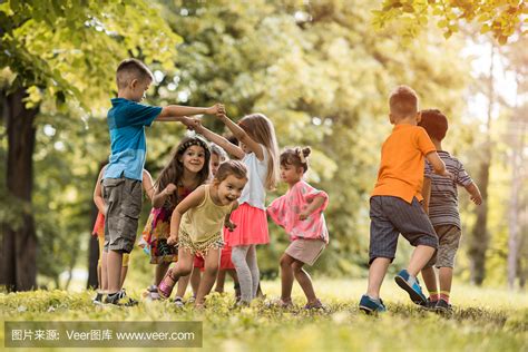 儿童草地玩耍拥抱高清图片下载-正版图片501129218-摄图网
