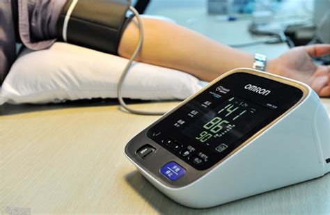 鱼跃电子血压计全自动血压测量仪家用高精准臂式高血压测压仪医用