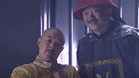 嘉庆传奇：阿哥在台上唱戏，不料竟被皇帝逮个正着，和珅一脸坏笑！_腾讯视频