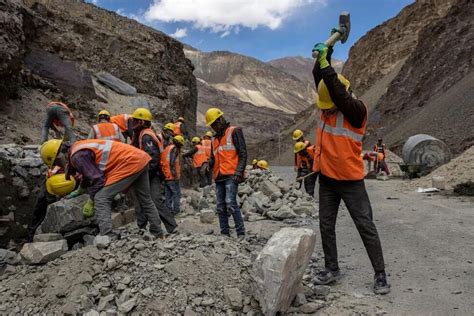 印度靠近中印边境大搞基建 数以百计的工人涌至“世界屋脊”