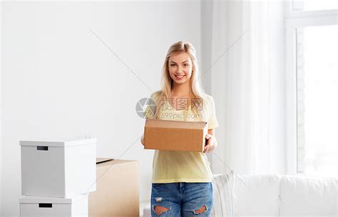 女士搬着两个箱子里进公寓高清图片下载-正版图片304195321-摄图网