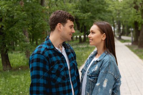 快乐的情侣在公园里互相高清图片下载-正版图片504380067-摄图网