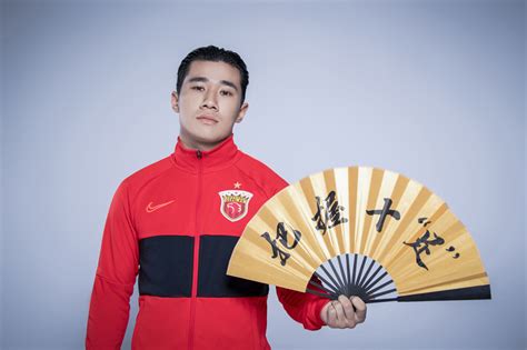 上港新赛季创意写真：胡尔克奥斯卡搞怪 “歌神”李圣龙卖萌