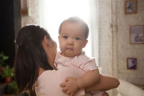 婴儿为什么喜欢竖着抱（宝宝喜欢）-幼儿百科-魔术铺