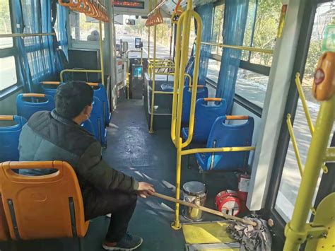 泰州靖江公交车车上热心乘客甘做“人肉关门器”挡寒风_江南时报