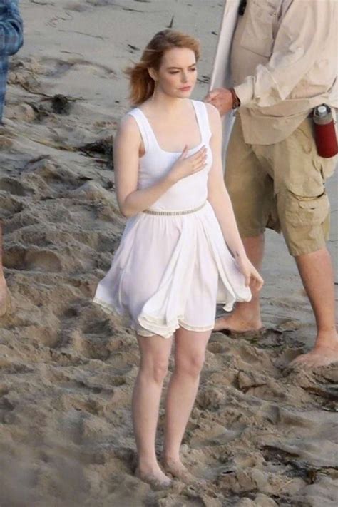 艾玛·斯通（Emma Stone）身穿着白色连衣裙在加州Malibu海滩拍摄大片
